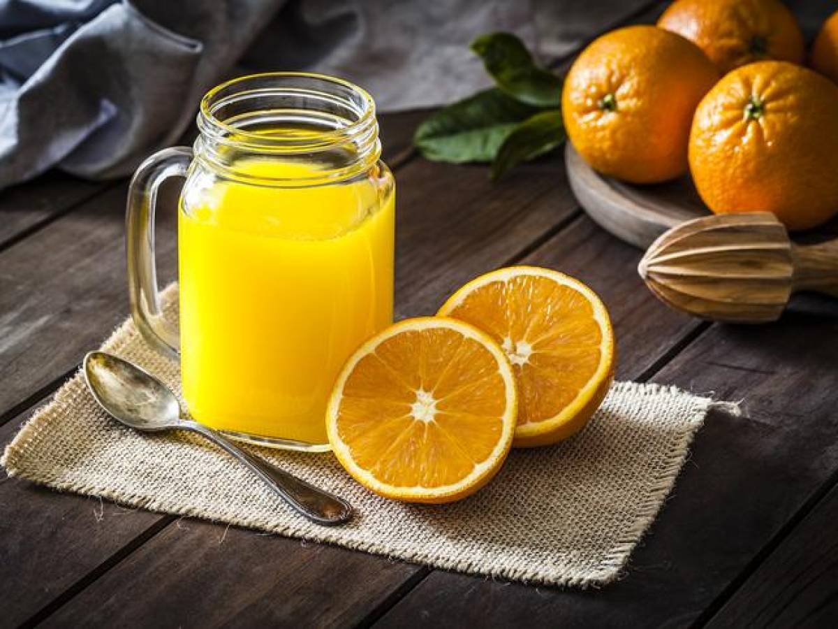 Jugo de naranja de EEUU alcanza precios récord por tormentas y plagas