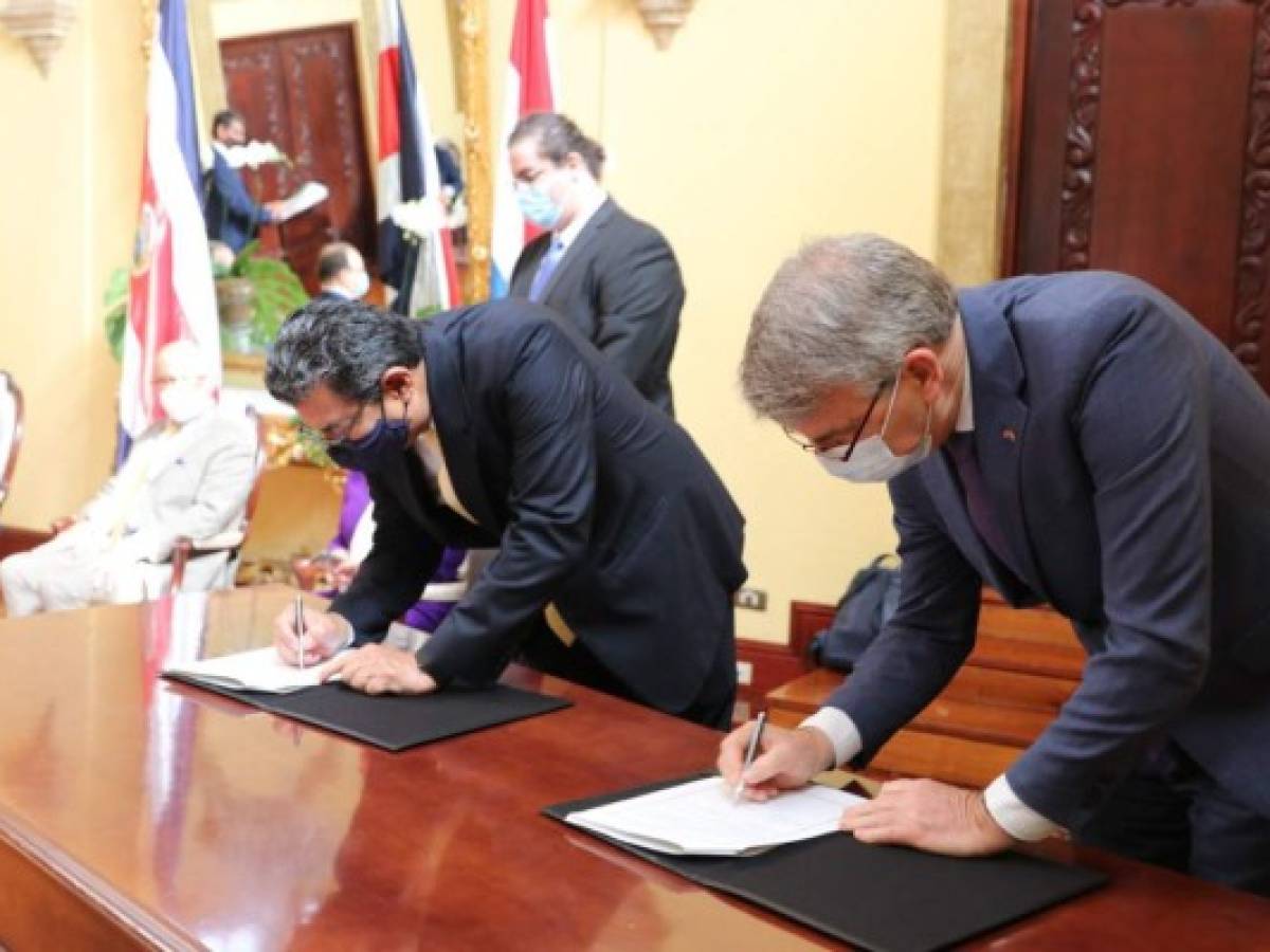 Costa Rica firma acuerdos aduaneros para frenar comercio ilícito