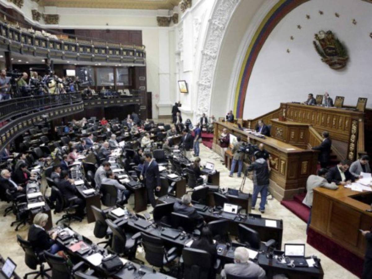 Parlamento venezolano se rebela contra Maduro y amenaza con destituirlo