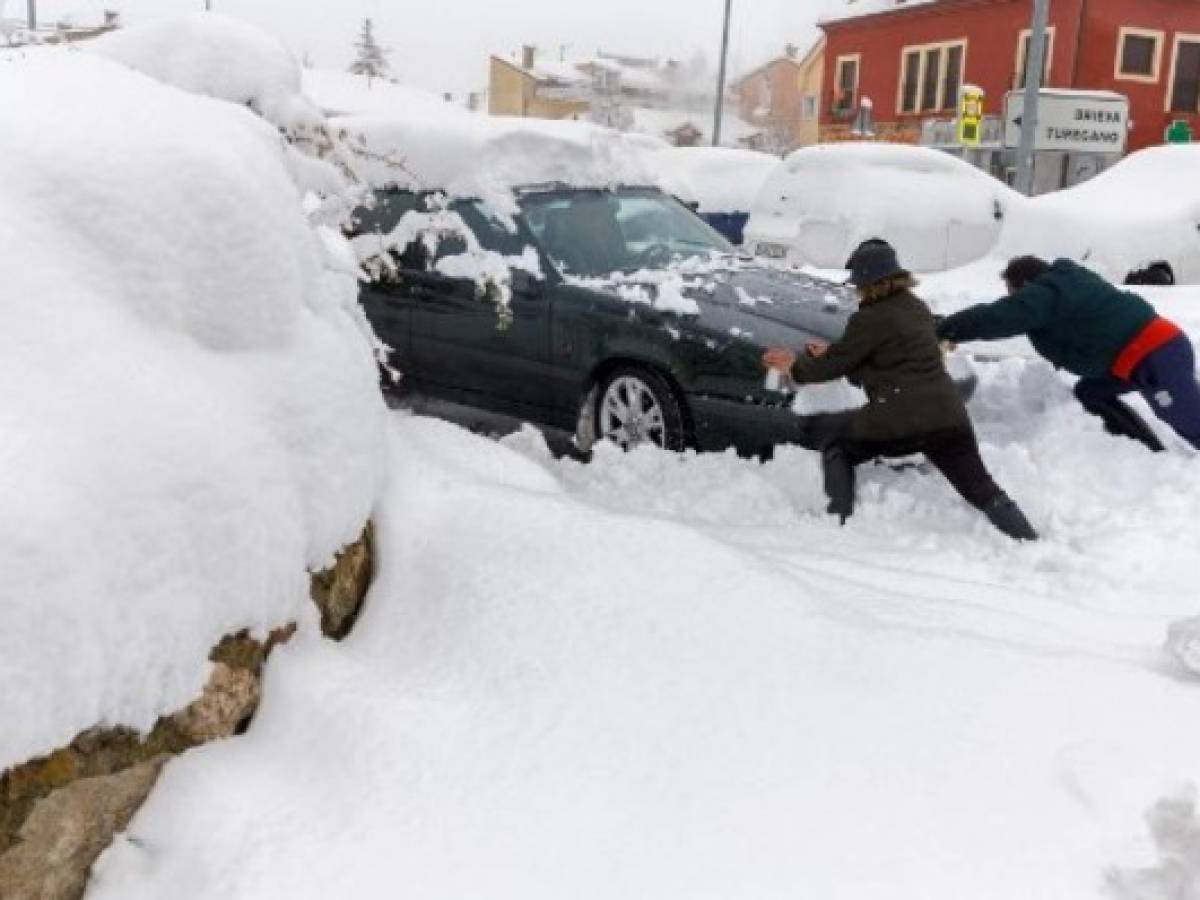 España moviliza al Ejército para rescatar conductores atrapados por la nieve