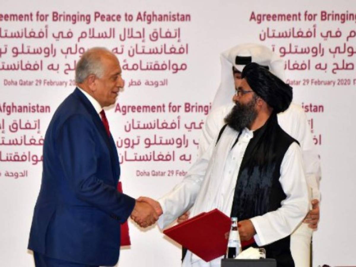 Estados Unidos y los talibanes firman un histórico acuerdo de retirada de tropas gradualmente