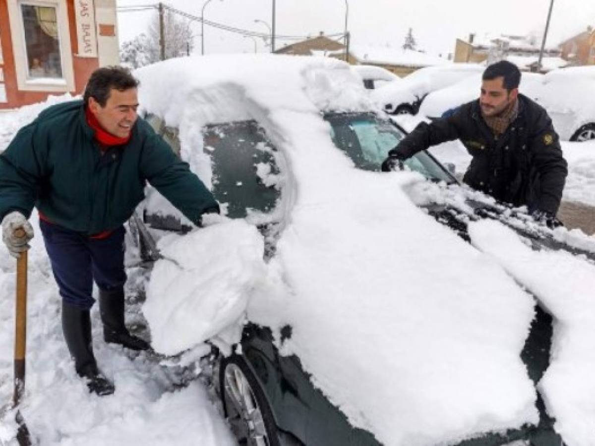 España moviliza al Ejército para rescatar conductores atrapados por la nieve