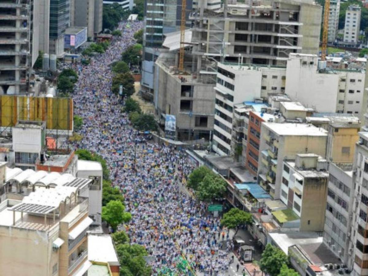 Miles de personas marchan en la #TomaDeCaracas para presionar referendo revocatorio