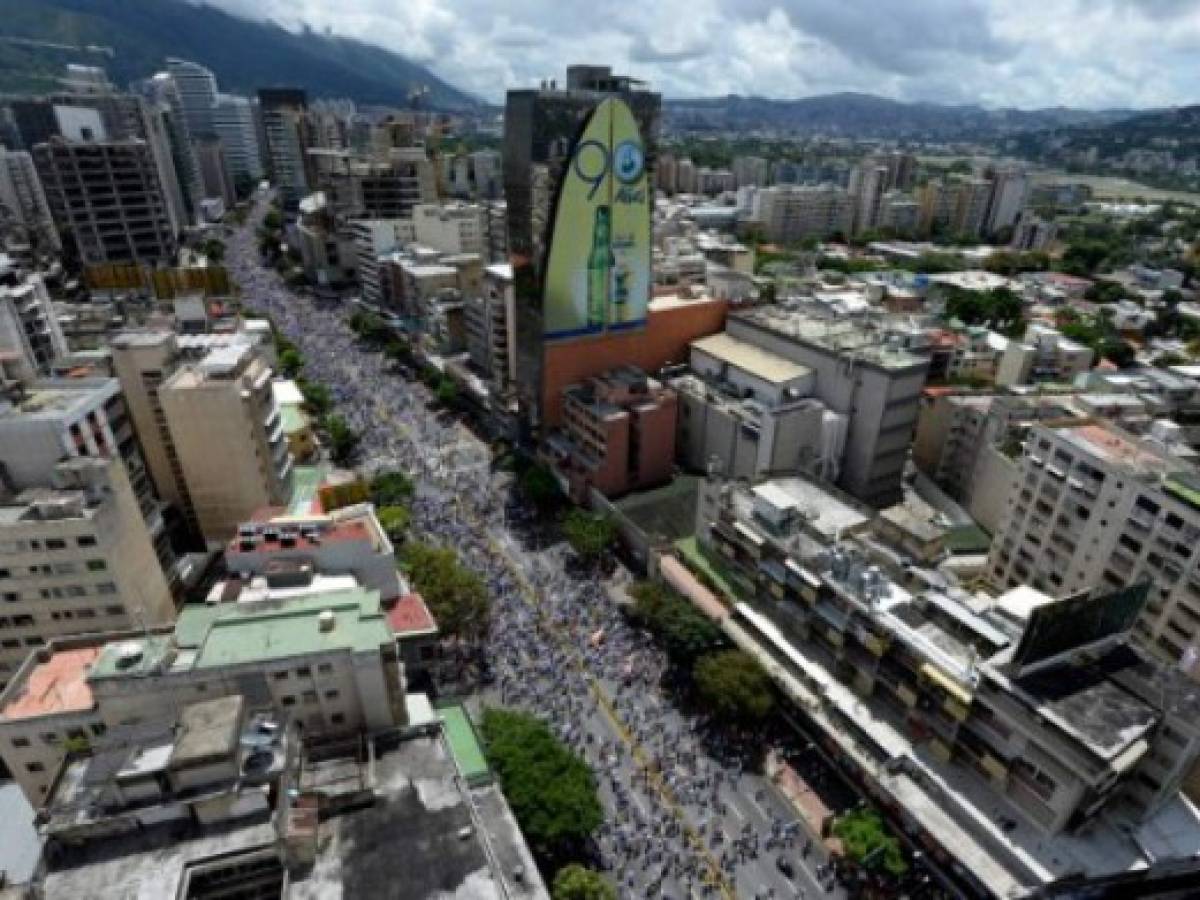 Millones salen a la calle a protestar en contra y a favor Nicolás Maduro