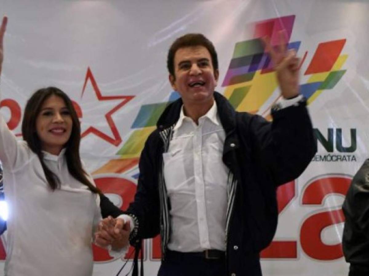 Salvador Nasralla (R), the presidential candidate for the Honduran Opposition Alliance against the Dictatorship, pictured here next to his wife Iroshka Elvir de Nasralla, claims to have a strong lead in the country's general elections, in Tegucigalpa on November 26, 2017. President Juan Orlando Hernandez, meanwhile, declared victory before the Supreme Electoral Tribunal (TSE) presented the official results. / AFP PHOTO / ORLANDO SIERRA