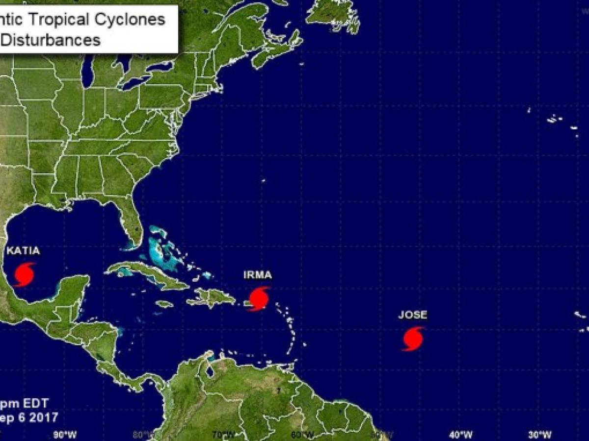 Tres huracanes acechan en el Atlántico