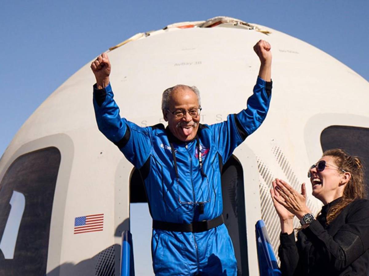 Blue Origin lleva pasajeros al espacio, incluido el astronauta con más edad
