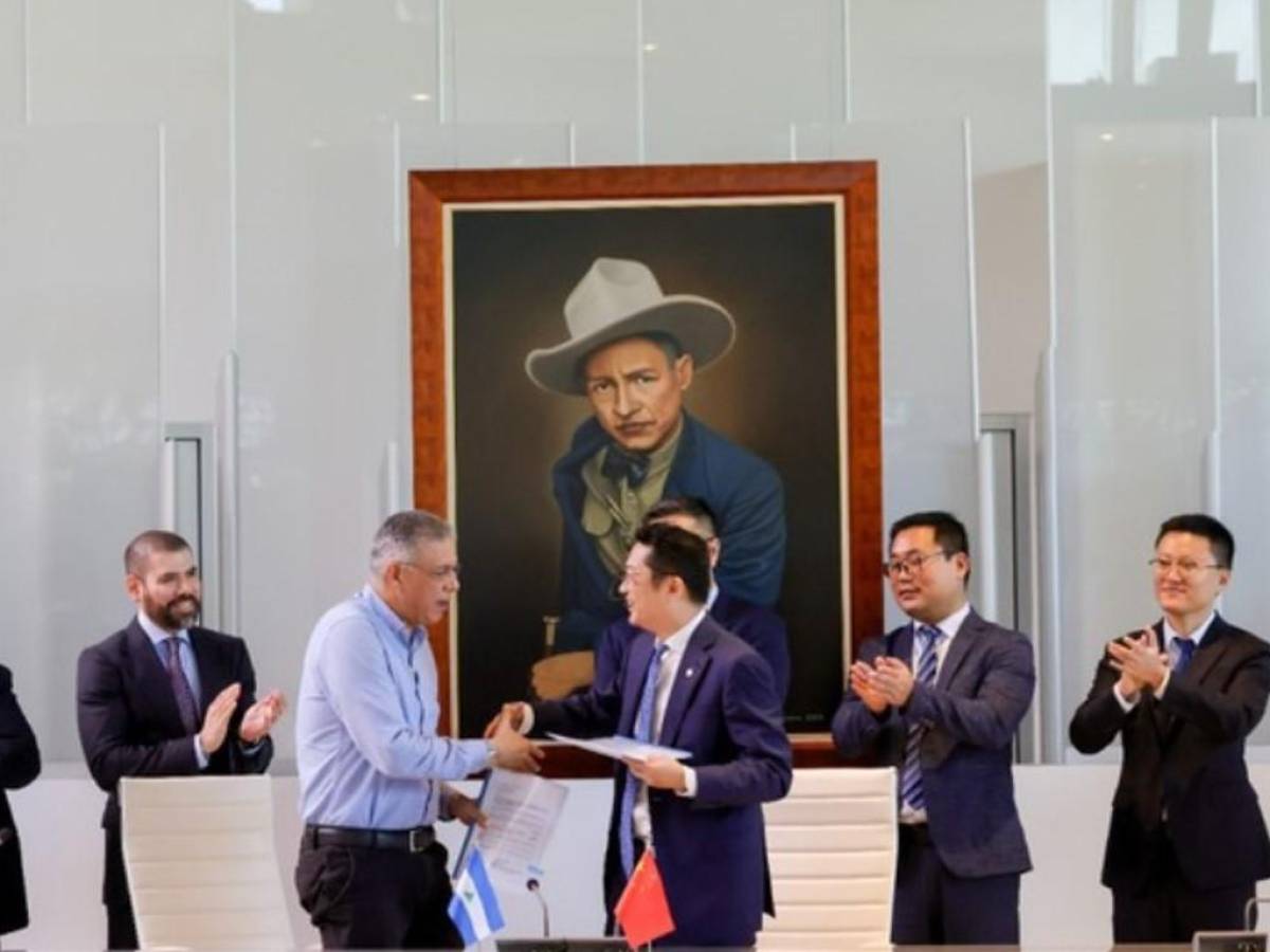 Nicaragua y China firman contratos para la construcción de una planta fotovoltaica