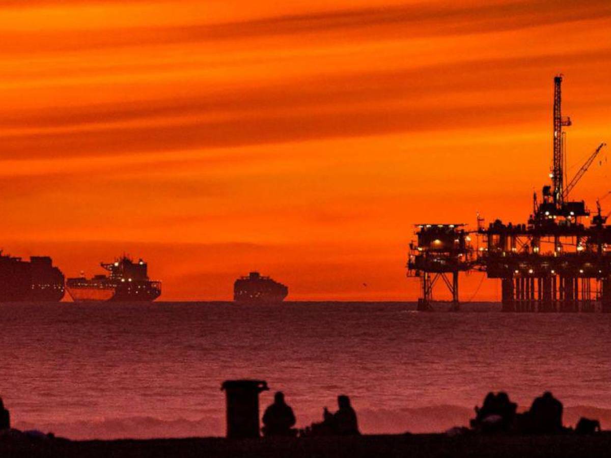 Petróleo opera estable, liberación de reservas contrarresta temores sobre oferta