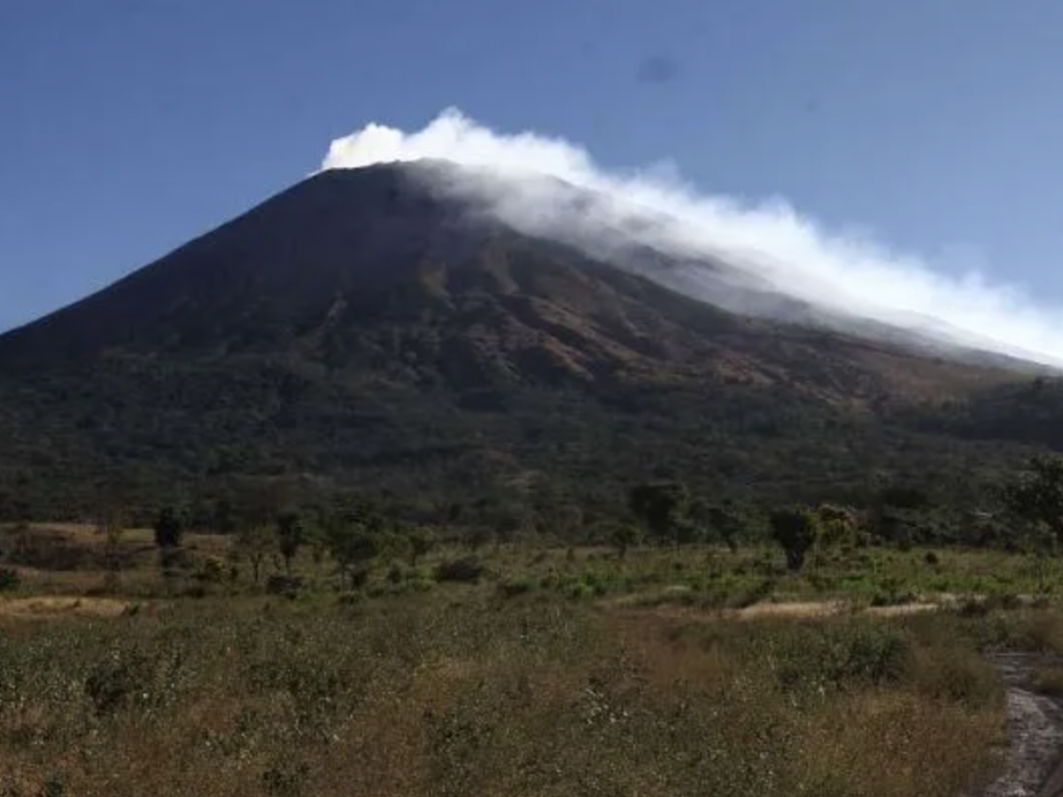 El Salvador: Volcán de San Miguel expulsa cenizas y gases