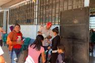 <i>Imágenes divulgadas por la Gobernación de Huehuetenango mostraron a refugiados conversando con policías y funcionarios en una escuela de una zona montañosa. FOTO GOBIERNO DE GUATEMALA</i>