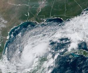 <i>Fotografía satelital cedida por la Oficina Nacional de Administración Oceánica y Atmosférica (NOAA) a través del Centro Nacional de Huracanes (NHC) estadounidense donde se muestra la localización del huracán Milton este lunes, en el Golfo de México. EFE/NOAA-NHC /SOLO USO EDITORIAL /NO VENTAS /SOLO DISPONIBLE PARA ILUSTRAR LA NOTICIA QUE ACOMPAÑA /CRÉDITO OBLIGATORIO</i>