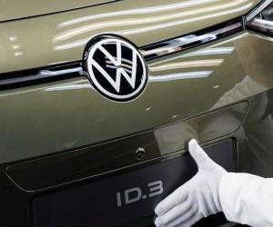 <i>Un empleado de VW presenta el nuevo modelo del automóvil eléctrico Volkswagen ID 3 del fabricante de automóviles alemán Volkswagen. FOTO AFP</i>