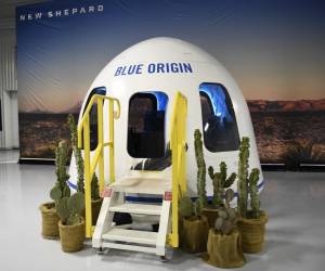 <i>Una cápsula de Blue Origin en exhibición el 11 de diciembre de 2021 en Van Horn, Texas. FOTO Patrick T. FALLON / AFP</i>