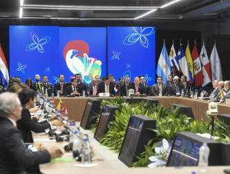 <i>El presidente de Paraguay, Santiago Peña (C), habla durante la cumbre del Mercosur en el antiguo puerto de Asunción el 8 de julio de 2024. FOTO DANIEL DUARTE/AFP</i>