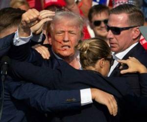 Donald Trump, candidato republicano, fue retirado del escenario por agentes del Servicio Secreto luego del atentado en Pennsylvania. Foto: Rebecca Droke / AFP.