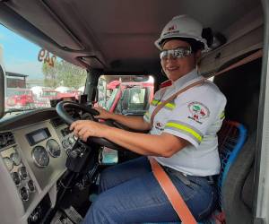 María de Jesús Rodríguez es la primera piloto en trabajar para Progreso. Tiene cinco años tras el volante de una unidad mezcladora de concreto y busca profesionalizarse más y motivar a que más mujeres se sumen a la gran familia Progreso