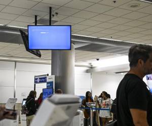 <i>Un monitor de información de American Airlines está desconectado en el Aeropuerto Internacional de Miami el 19 de julio de 2024, en Miami, Florida, durante una importante interrupción de los sistemas informáticos a nivel mundial. FOTO CHANDAN KHANNA / AFP</i>