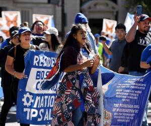 ctivistas y ciudadanos con Estatus de Protección Temporal (TPS) marchan cerca de la Casa Blanca pidiendo protección de residencia en Washington DC, el 23 de septiembre de 2022. FOTO OLIVIER DOULIERY / AFP