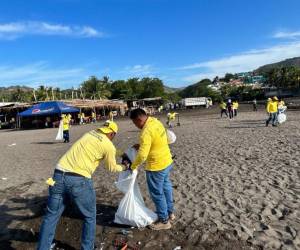 <i>Reos en fase de confianza limpian playas salvadoreñas en el marco del plan Cero Ocio. FOTO @MITURElSalvador</i>