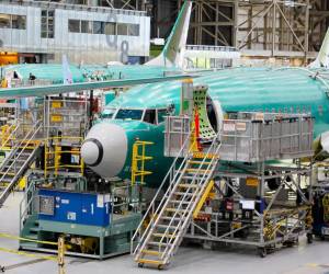 <i>Los aviones Boeing 737 MAX se ensamblan en la fábrica Boeing Renton en Renton, Washington, el 25 de junio de 2024. FOTO Jennifer Buchanan / PISCINA / AFP</i>