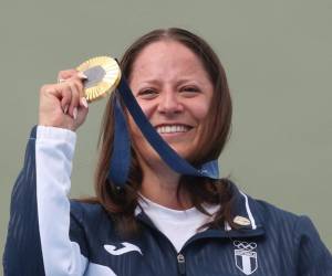 <i>La medallista de oro guatemalteca Adriana Ruano Oliva posa en el podio al final de la final femenina de tiro al plato durante los Juegos Olímpicos de París 2024 en el Centro de Tiro de Chateauroux el 31 de julio de 2024. FOTO Alain JOCARD / AFP</i>