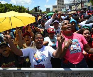 <i>Los partidarios del presidente y candidato presidencial venezolano, Nicolás Maduro, bailan antes de su acto de cierre de campaña en Maracaibo, estado de Zulia, Venezuela, el 25 de julio de 2024, antes de las elecciones presidenciales del domingo. FOTO Raúl ARBOLEDA / AFP</i>