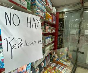 <i>Un cartel que dice 'No hay repelente disponible' se muestra en el escaparate de una tienda en Buenos Aires el 2 de abril de 2024, mientras Argentina enfrenta un número significativo y creciente de casos de dengue. FOTO Juan Mabromata/AFP</i>