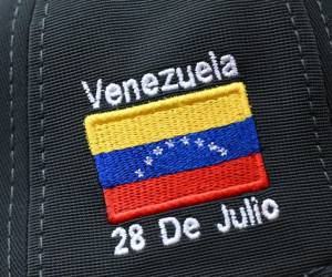 <i>Vista de una gorra con un bordado relacionado con las elecciones durante la verificación del funcionamiento de las máquinas electorales que se utilizarán en las próximas elecciones presidenciales, en Caracas el 21 de julio de 2024. Venezuela celebrará elecciones generales el próximo 28 de julio. FOTO Raul ARBOLEDA / AFP</i>