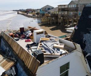 <i>Una vista aérea muestra una casa destruida, a la que le falta parte del techo, en Surfside Beach, Texas, el 8 de julio de 2024, después de que el huracán Beryl tocara tierra. FOTO Marcos Félix / AFP</i>