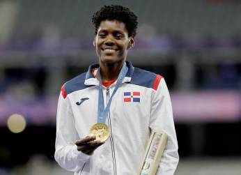 <i>La medallista de oro Marileidy Paulino de la República Dominicana durante la ceremonia de victoria de la final femenina de 400 metros en los Juegos Olímpicos de París 2024, en el estadio Stade de France en Saint Denis, Francia, el 09 de agosto de 2024. (400 metros, República Dominicana, Francia) FOTO EFE/EPA/RONALD WITTEK</i>