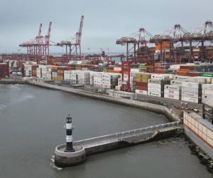 <i>Vista aérea del puerto del Callao. Con una inversión de 400 millones dólares, la ampliación del muelle sur del Callao aumentará en un 80% su capacidad anual hasta llegar a unos 3 millones de TEUS (contenedores de 20 pies). FOTO CRIS BOURONCLE / AFP</i>