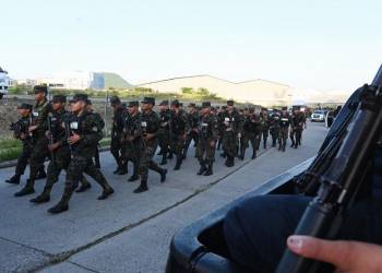 <i>Soldados del ejército caminan durante la extensión del 'estado de excepción' en Tegucigalpa el 4 de julio de 2024. FOTO Orlando SIERRA/AFP</i>