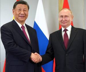 <i>En esta fotografía colectiva distribuida por la agencia estatal rusa Sputnik, el presidente de Rusia, Vladimir Putin, se reúne con el presidente de China, Xi Jinping, al margen de la cumbre de líderes de los estados miembros de la Organización de Cooperación de Shanghai (OCS) en Astaná el 3 de julio de 2024. FOTO PAVEL VOLKOV / POOL / AFP</i>