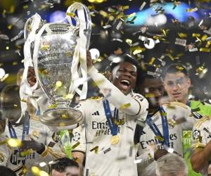 <i>El defensa francés #18 del Real Madrid, Aurelien Tchouameni, levanta el trofeo para celebrar la victoria al final de la final de la Liga de Campeones de la UEFA entre el Borussia Dortmund y el Real Madrid, en el estadio de Wembley, en Londres, el 1 de junio de 2024.INA FASSBENDER / AFP</i>