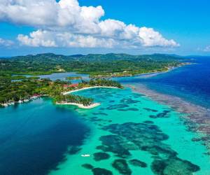 <i>Para los habitantes de Roatán. El mar es pesca, alimento, ocio, alegría. FOTO IHT</i>