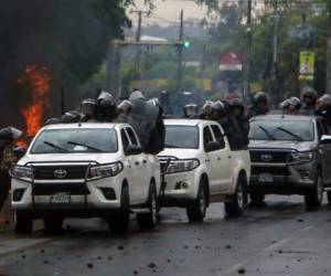 Riot police arrive to crack down on a protest by engineering students in Managua on May 28, 2018. / AFP PHOTO / INTI OCON