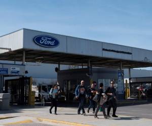 <i>Los trabajadores abandonan la fábrica de Ford en Almussafes, cerca de Valencia, el 10 de marzo de 2023, después de que el fabricante de automóviles estadounidense anunciara que eliminará alrededor de 1.100 puestos de trabajo en esta fábrica mientras reorganiza sus operaciones en Europa. Ford quiere eliminar otros 1.600 puestos de trabajo en su planta de Valencia, España, según la dirección y los sindicatos, informa AFP el 12 de junio de 2024. FOTO JOSÉ JORDANIA / AFP</i>