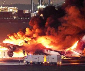 <i>Esta foto proporcionada por Jiji Press muestra un avión de Japan Airlines en llamas en una pista del aeropuerto Haneda de Tokio el 2 de enero de 2024. FOTO STR / PRENSA JIJI / AFP</i>