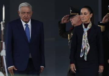 <i>La presidenta electa de México, Claudia Sheinbaum (d), y el presidente de México, Andrés Manuel López Obrador, participan en un acto protocolario este martes, en la Ciudad de México (México). EFE/ Isaac Esquivel</i>