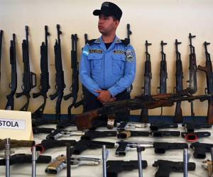 <i>Vista de parte de las 12.183 armas incautadas al crimen organizado, mostrada por el gobierno de Honduras en Tegucigalpa el 3 de mayo de 2024. FOTO Orlando SIERRA/AFP</i>