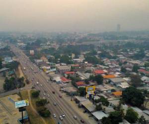 <i>Cortés es uno de los departamentos en alerta roja en Honduras. Imagen de la contaminación en San Pedro Sula. Foto: LA PRENSA.</i>