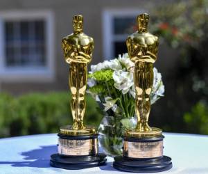 <i>Vista de los premios Oscar ganados por la directora y guionista francesa Justine Triet y Arthur Harari al mejor guión original por Anatomía de una caída durante el brunch para los nominados y ganadores de los premios Oscar franceses organizado por el consulado francés en la Maison de France en Beverly Hills, California. , el 11 de marzo de 2024.FOTO VALÉRIE MACON / AFP</i>