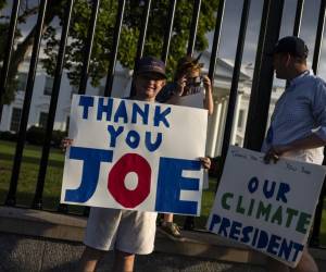 <i>Hugh, de 10 años, sostiene un cartel que dice Gracias Joe con su hermana Margot y su padre David Kieve a lo largo de Pennsylvania Avenue frente a la Casa Blanca en Washington, DC, el 21 de julio de 2024. FOTO SAMUEL CORUM / AFP</i>