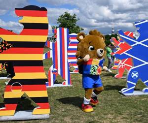 <i>La mascota 'Albaert' del próximo Campeonato Europeo de Fútbol UEFA Euro 2024 posa entre figuras en forma de oso con los colores de las naciones participantes en Berlín el 13 de junio de 2024.RALF HIRSCHBERGER/AFP</i>