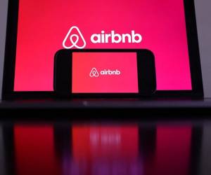 <i>En esta ilustración fotográfica, el logotipo de Airbnb se muestra en un monitor de computadora y un teléfono celular el 13 de febrero de 2024 en Los Ángeles, California. FOTO MARIO TAMA / GETTY IMAGES NORTEAMÉRICA / Getty Images vía AFP</i>