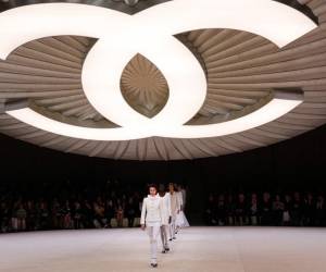 <i>La actriz estadounidense Margaret Qualley (delantera) y modelos presentan creaciones para Chanel durante la Semana de la Moda Primavera/Verano 2024 de Alta Costura Femenina en París el 23 de enero de 2024. FOTO Emmanuel Dunand/AFP</i>