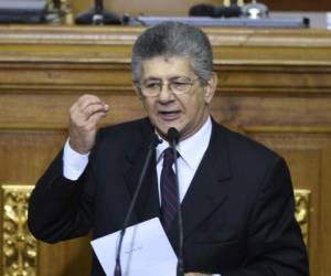 Ramos Allup -actualmente la figura más visible de la oposición- aseguró que la MUD acelera la búsqueda del instrumento para salir de lo que llamó esta 'desgracia nacional'. (Foto: Agencias)