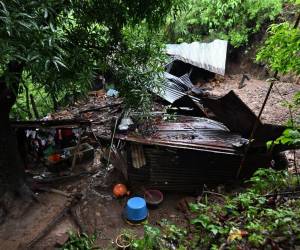 <i>Vista de una casa derrumbada por un deslizamiento de tierra en Tacuba, El Salvador, tomada el 17 de junio de 2024. Trece personas han muerto en El Salvador y Guatemala como consecuencia de las fuertes lluvias que han azotado Centroamérica desde la semana pasada. FOTO Marvin RECINOS/AFP</i>