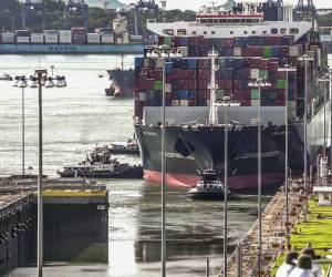 <i>Un carguero navega por el Canal de Panamá en la zona de las Esclusas de Cocolí, en la Ciudad de Panamá, el 25 de agosto de 2023. FOTO Iván PISARENKO / AFP</i>